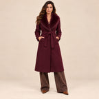 Cappotto Glamour borgogna con collo in ecopelliccia, vista frontale