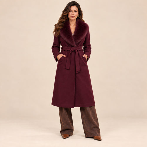 Cappotto Glamour borgogna con collo in ecopelliccia, vista frontale