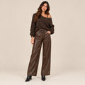 Maglioncino Bardot cioccolato oversize con spalla scoperta abbinato a pantalone effetto pelle, vista frontale