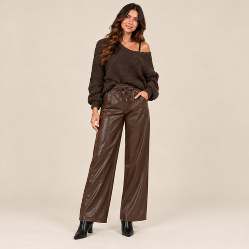 Maglioncino Bardot cioccolato oversize con spalla scoperta abbinato a pantalone effetto pelle, vista frontale