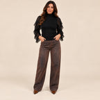 Maglioncino Veli Noir nero abbinato a jeans a gamba larga marrone, look completo