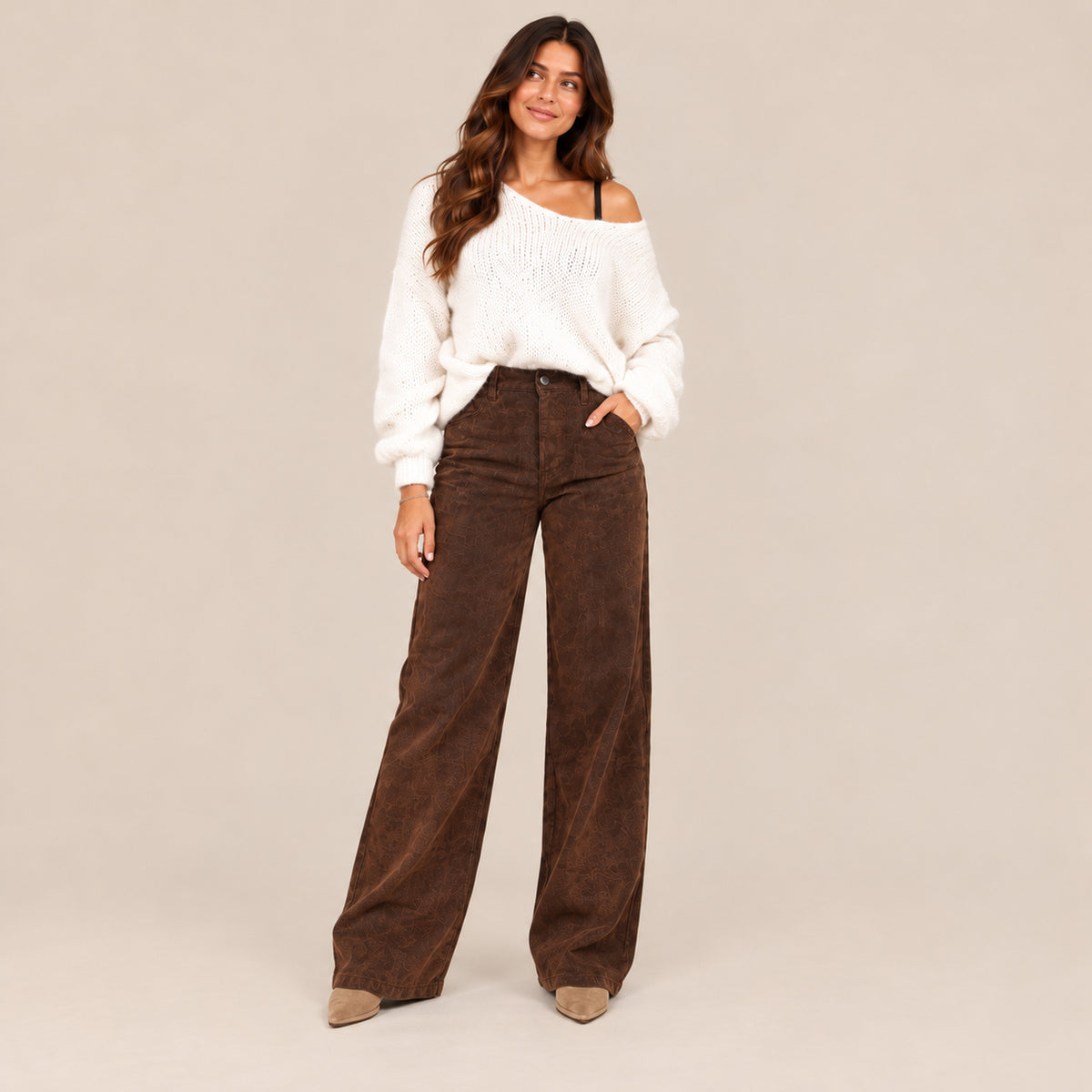Maglioncino Bardot panna oversize con spalla scoperta abbinato a jeans marrone, vista frontale