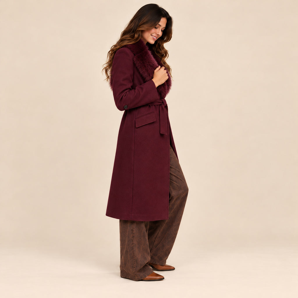 Cappotto Glamour borgogna con collo in ecopelliccia, vista laterale