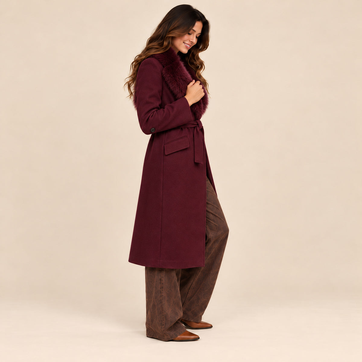 Cappotto Glamour borgogna con collo in ecopelliccia, vista laterale