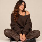 Maglioncino oversize cioccolato con scollo Bardot, modella seduta