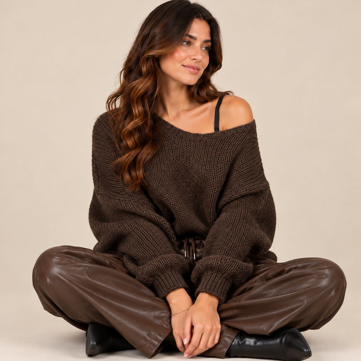 Maglioncino oversize cioccolato con scollo Bardot, modella seduta