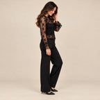 Maglia Fleur indossata di profilo con pantalone palazzo nero