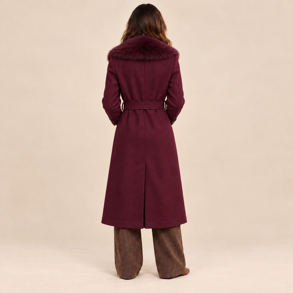 Cappotto Glamour borgogna con collo in ecopelliccia, vista posteriore