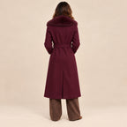 Cappotto Glamour borgogna con collo in ecopelliccia, vista posteriore