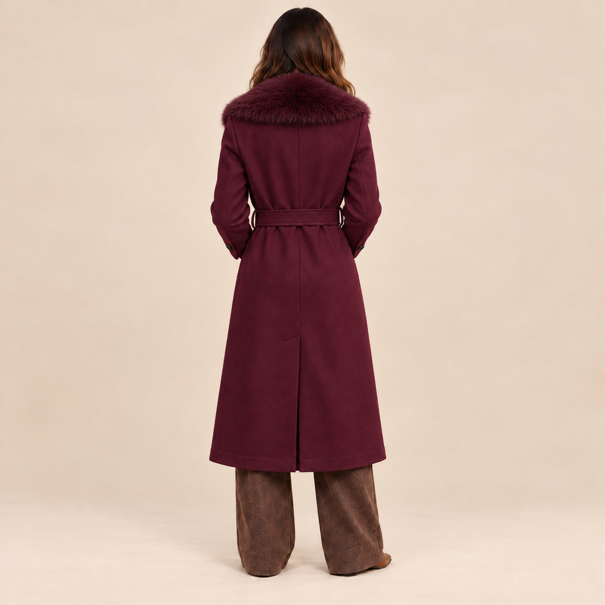 Cappotto Glamour borgogna con collo in ecopelliccia, vista posteriore