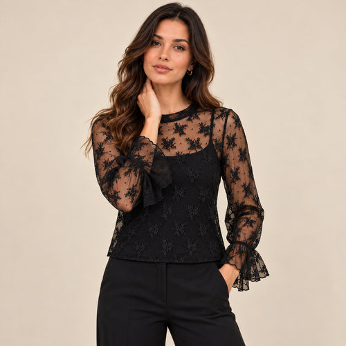 Maglia Fleur nera trasparente in tulle a fiori con polsi a volant, vista frontale indossata