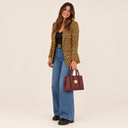 City Bag Coconuda Borgogna, look intero con jeans a gamba larga