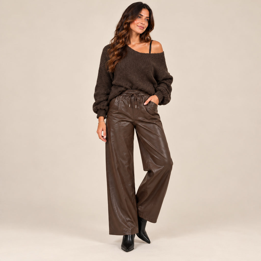 Maglioncino Bardot color cioccolato indossato con pantaloni marroni e stivaletti neri