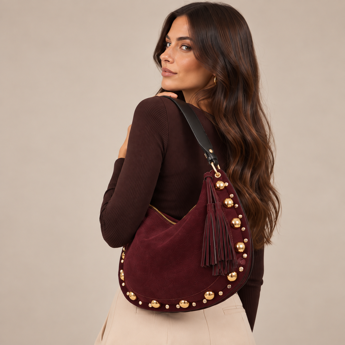 Boule Strong Bag Borgogna - indossata a spalla, vista posteriore