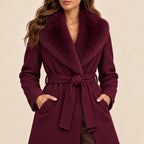 Cappotto Glamour borgogna dettaglio del collo in ecopelliccia e della cintura
