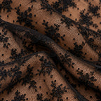 Dettaglio del tulle nero con fiori in rilievo della maglia Fleur
