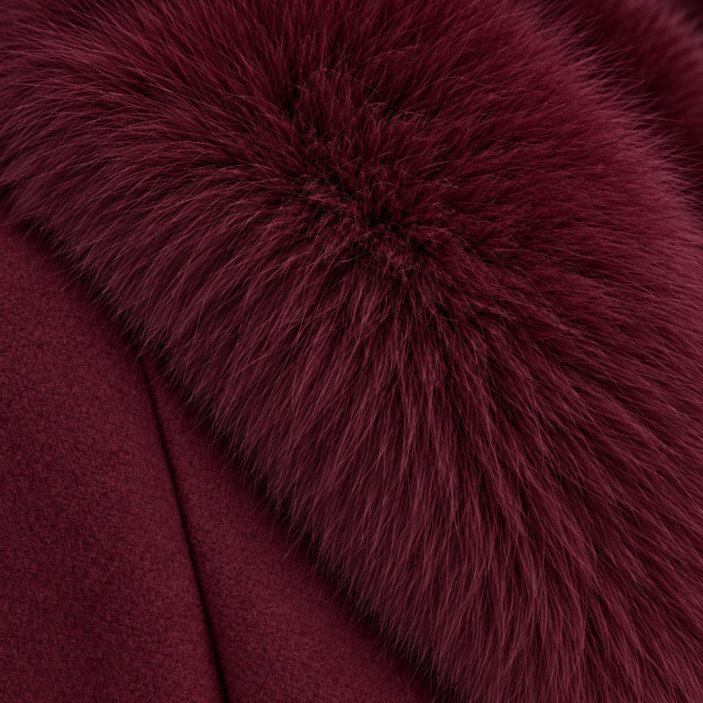 Cappotto Glamour borgogna primo piano dell'ecopelliccia