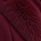 Cappotto Glamour borgogna primo piano dell'ecopelliccia