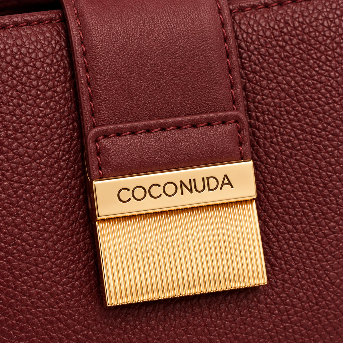 City Bag Coconuda Borgogna, dettaglio della placca dorata