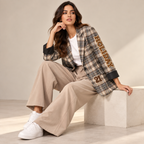Giacca Rabbit Beige - modella seduta con sneakers bianche