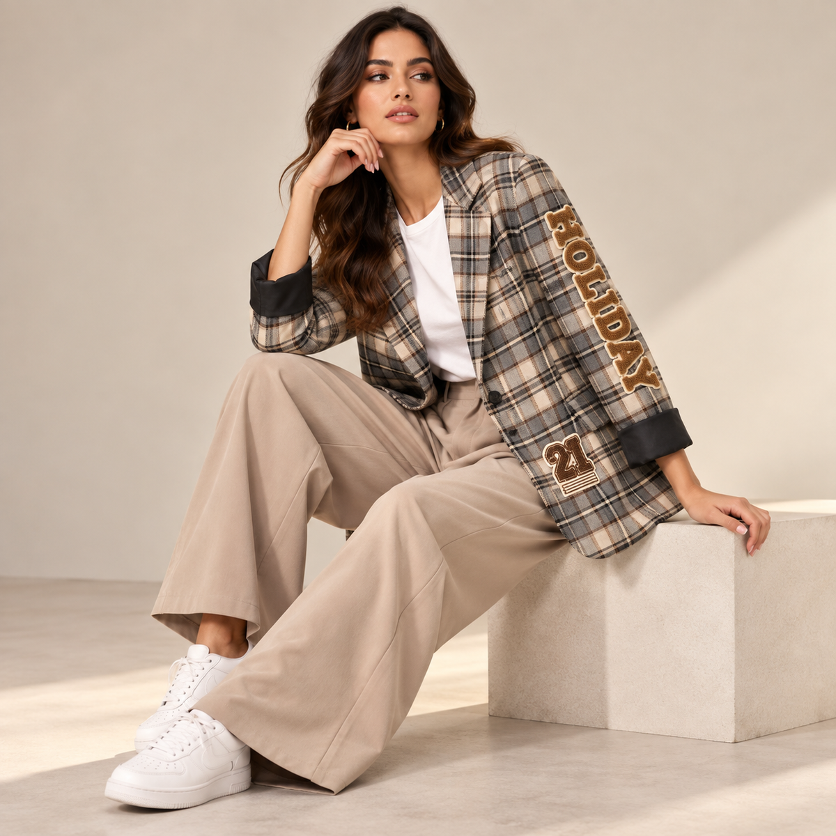 Giacca Rabbit Beige - modella seduta con sneakers bianche