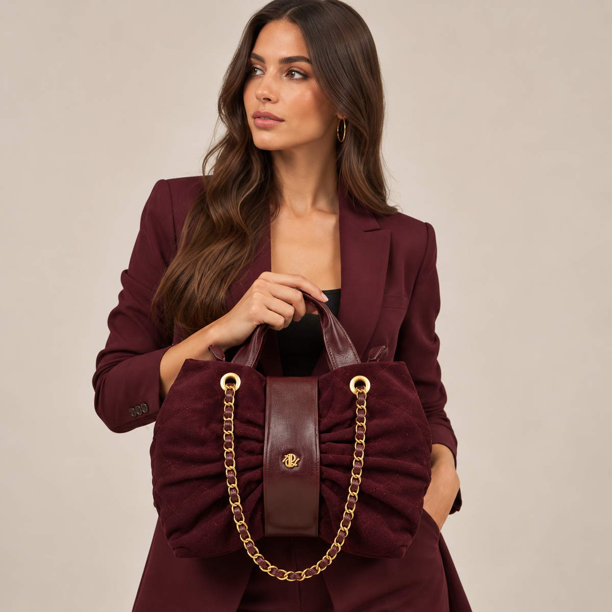 Flake Bag Borgogna indossata a mano