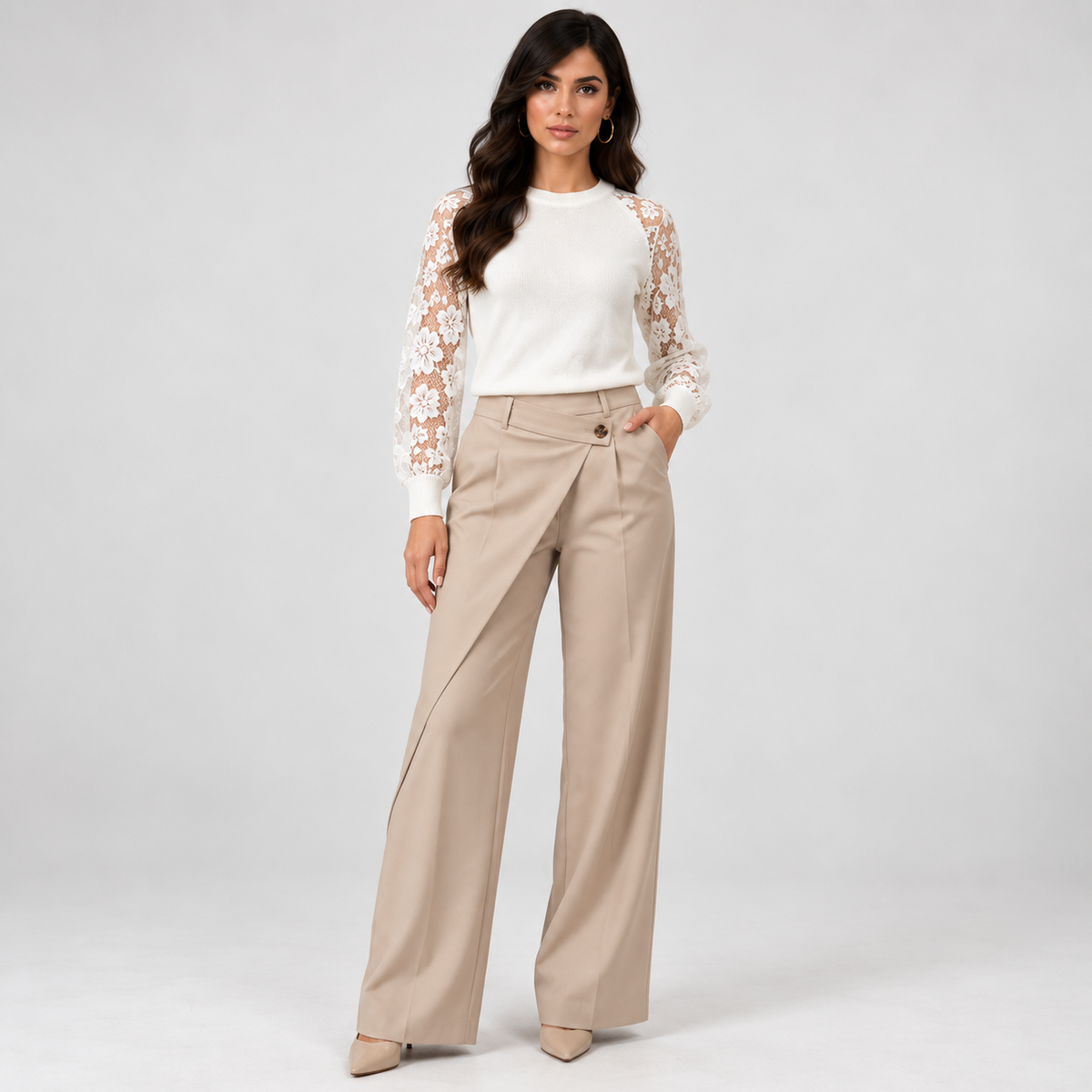 Maglia Elitè Bianco - figura intera frontale con pantaloni beige
