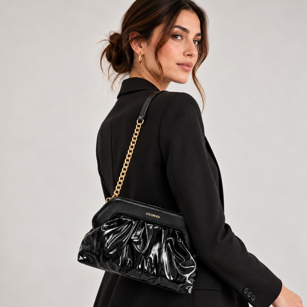 Coconuda Clutch Pouch Nero - indossata a spalla, vista laterale