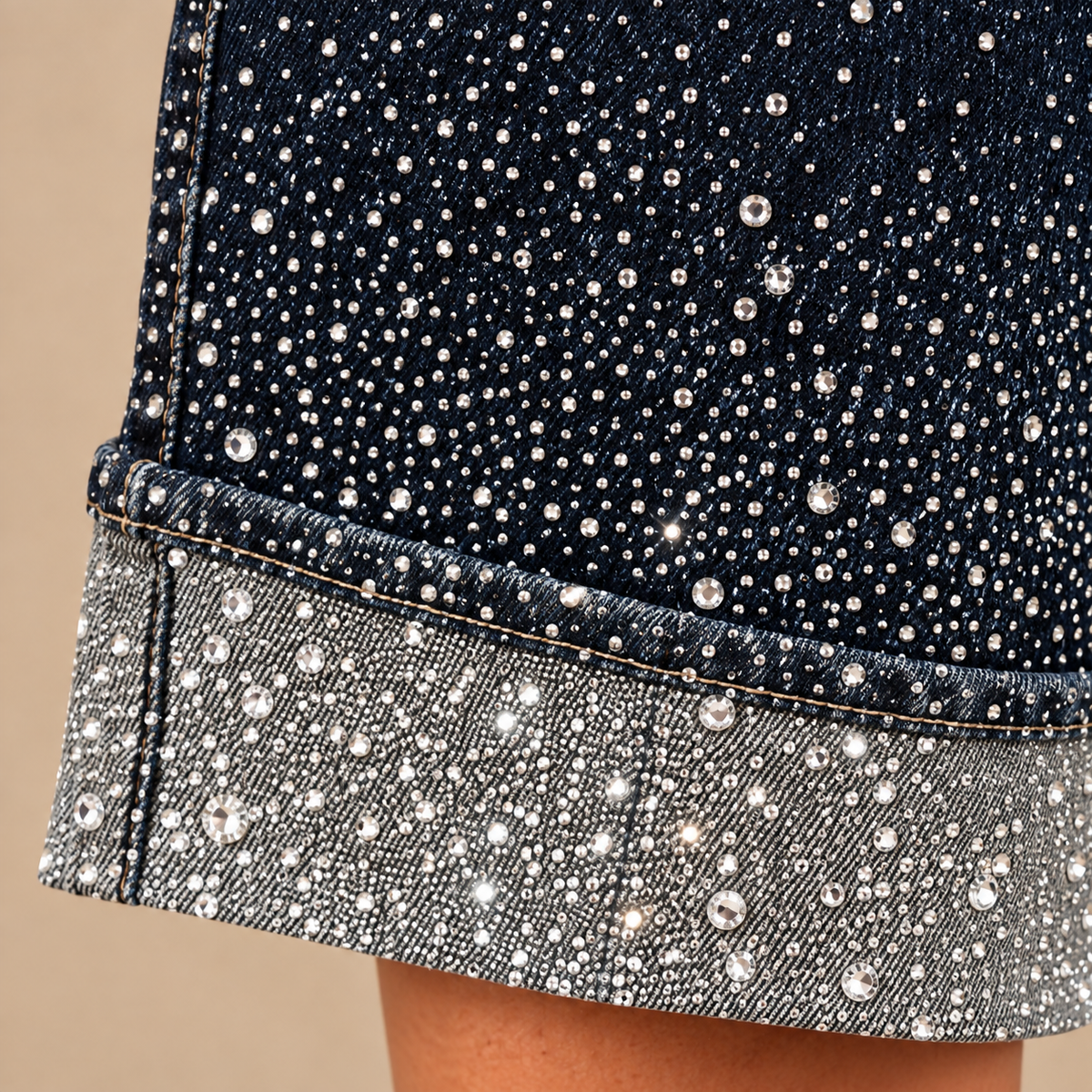 Jorts Dark Palazzo - dettaglio strass e risvolto in denim chiaro