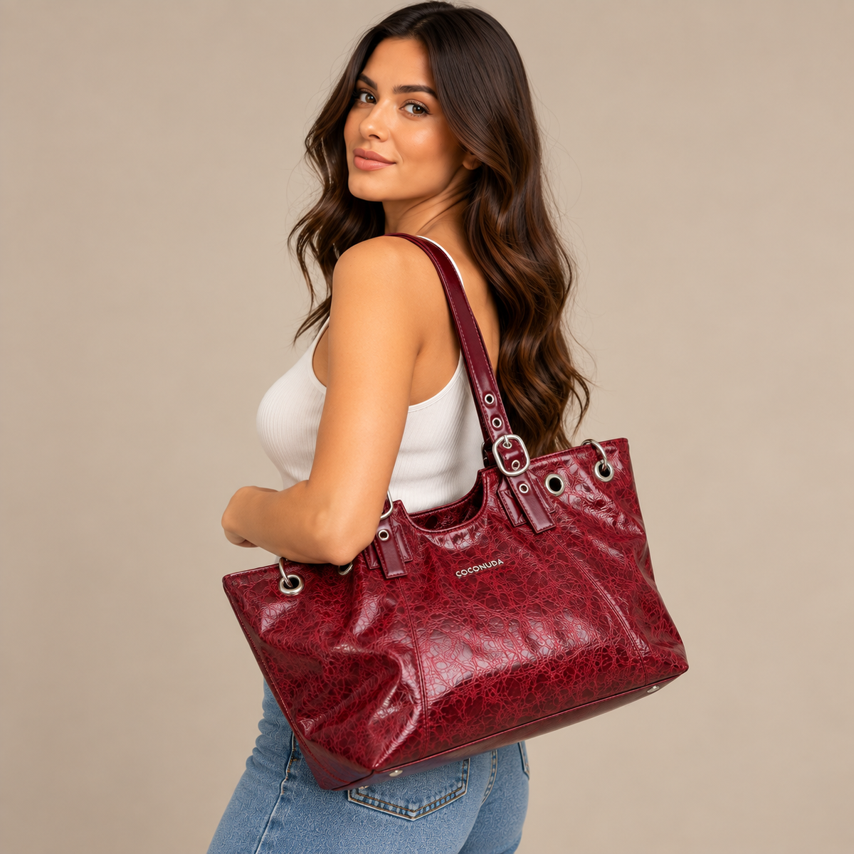 Coconuda Shopper Bordeaux indossata a spalla - vista laterale