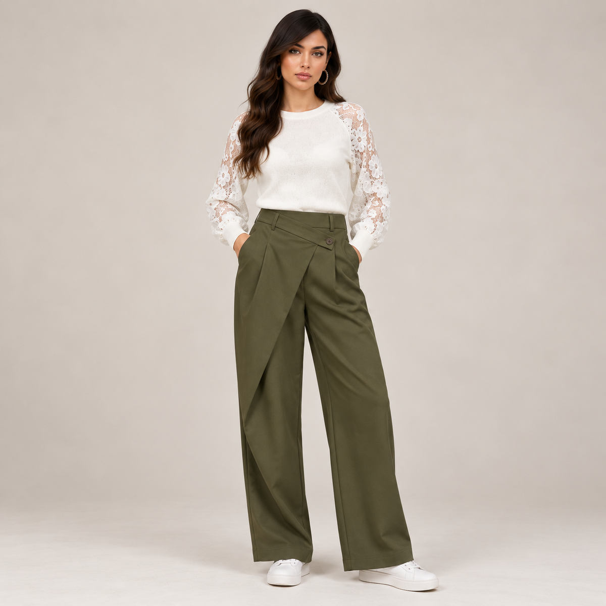 Pantalone Marlene Verdone - figura intera frontale con mani in tasca