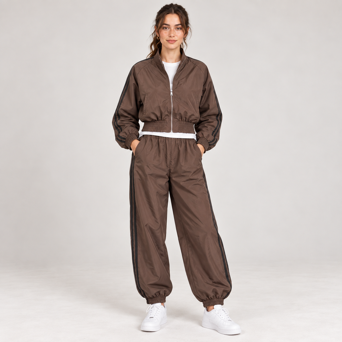 Tuta Football Cioccolato - bomber corto e pantaloni a palloncino con bande nere, figura intera frontale