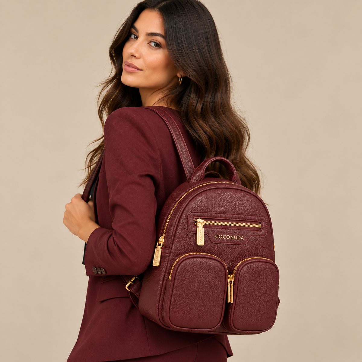 Zaino Coconuda Bordeaux indossato con tailleur