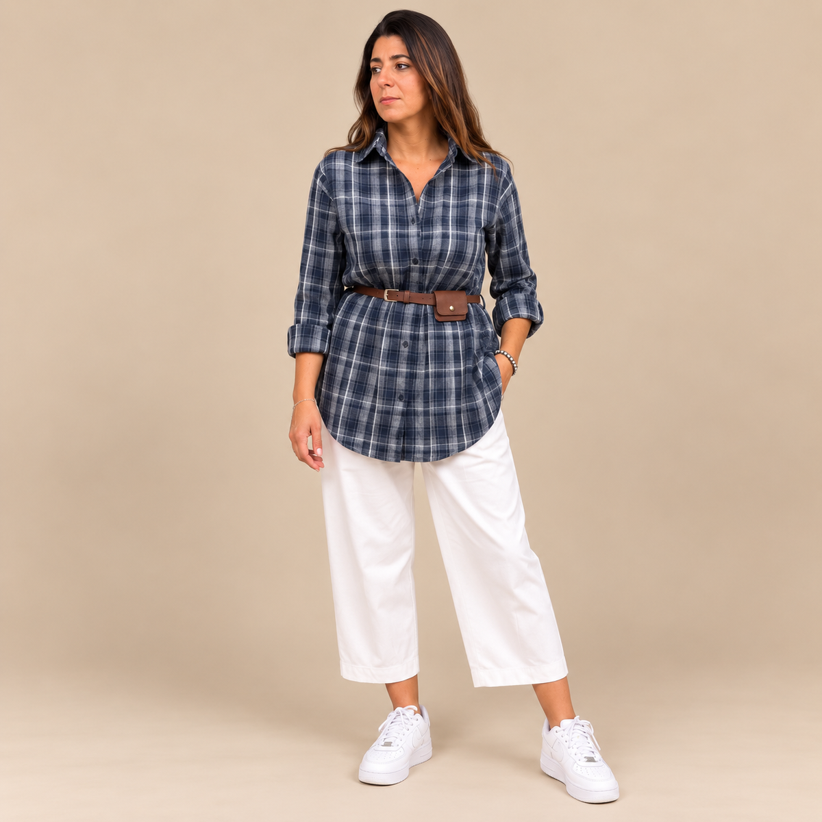 Scottish Chemisier Blu - look completo con pantaloni bianchi, vista frontale