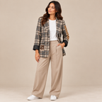 Giacca Rabbit Beige - blazer a quadri con patch, figura intera frontale con pantaloni beige