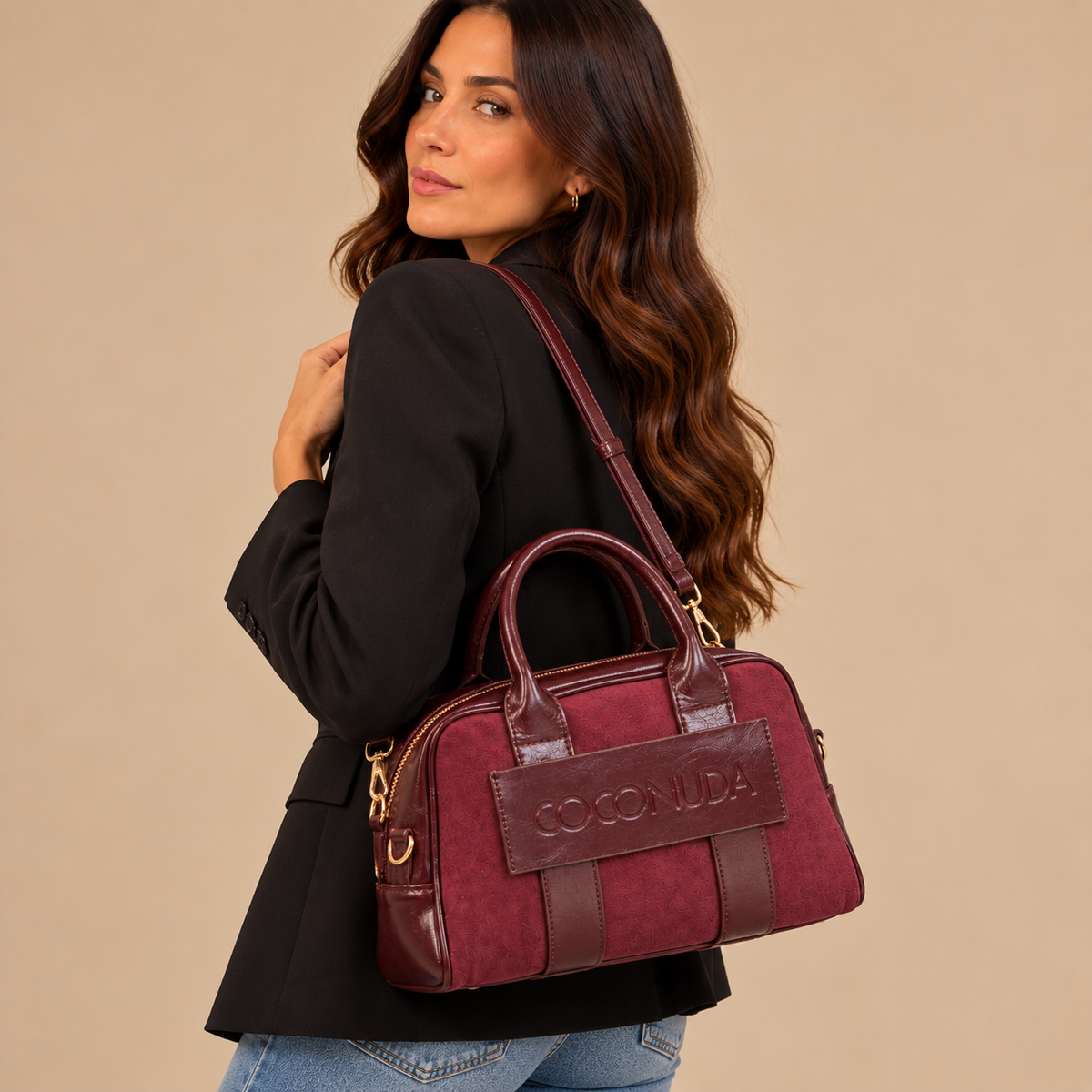 Bauletto Coconuda Borgogna, indossato a tracolla