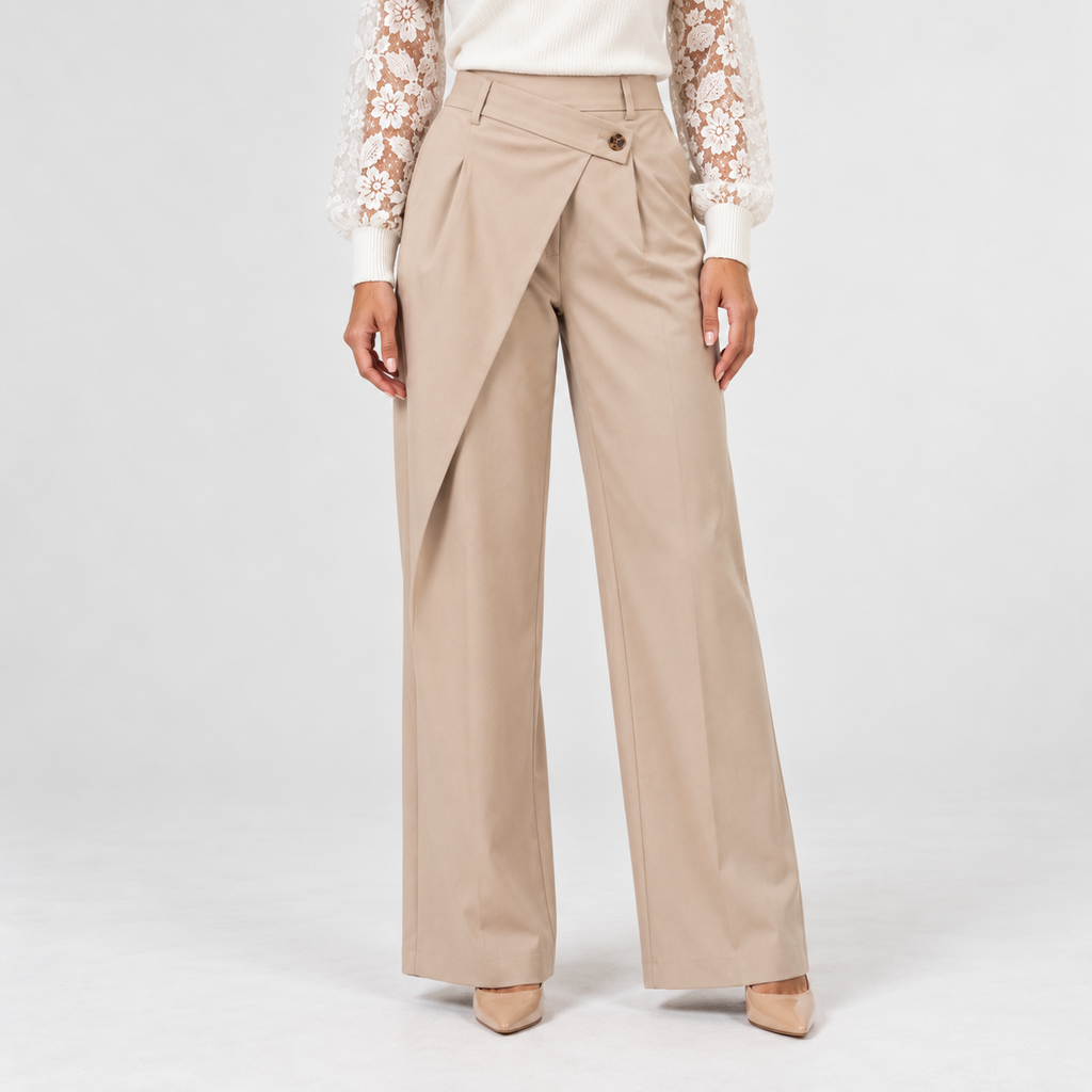 Pantalone Marlene Beige - dettaglio frontale con chiusura asimmetrica a bottone