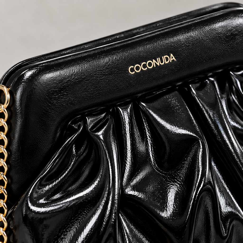 Coconuda Clutch Pouch Nero - dettaglio del logo e dell'arricciatura