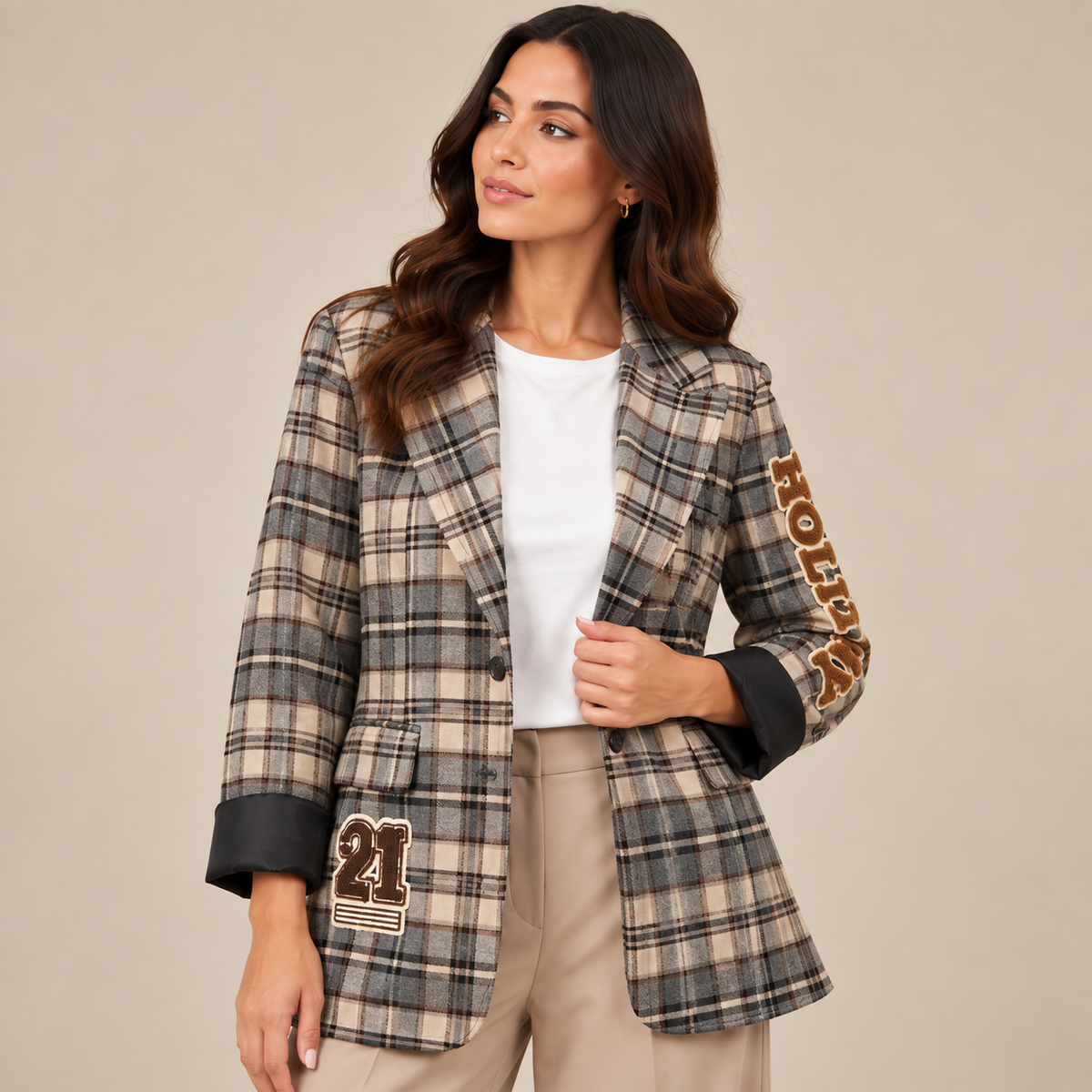Giacca Rabbit Beige - mezza figura frontale con patch "21" e scritta "HOLIDAY"