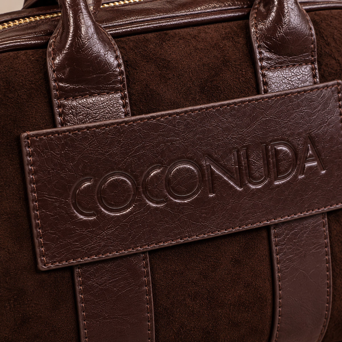 Bauletto Coconuda Cioccolato, dettaglio della placca con logo Coconuda