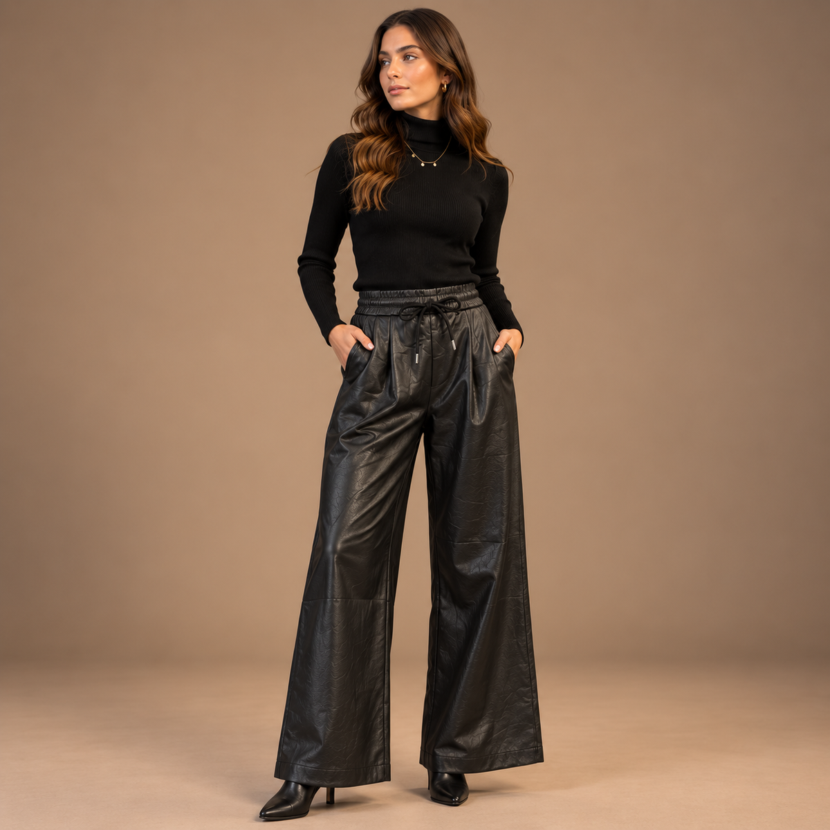 Pantaloni Crow Nero effetto pelle - figura intera frontale con mani in tasca