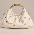 Borsa Adele bianca hobo arricciata con borchie oro e manici ad anello dorati, vista frontale