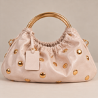 Borsa Adele rosa cipria hobo arricciata con borchie oro e manici ad anello dorati, vista frontale