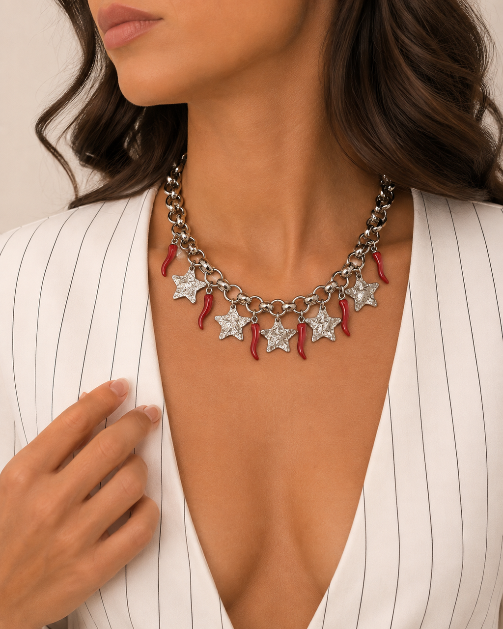 Collana Mupaji Peperoncino indossata - stelle argentate e cornetti rossi