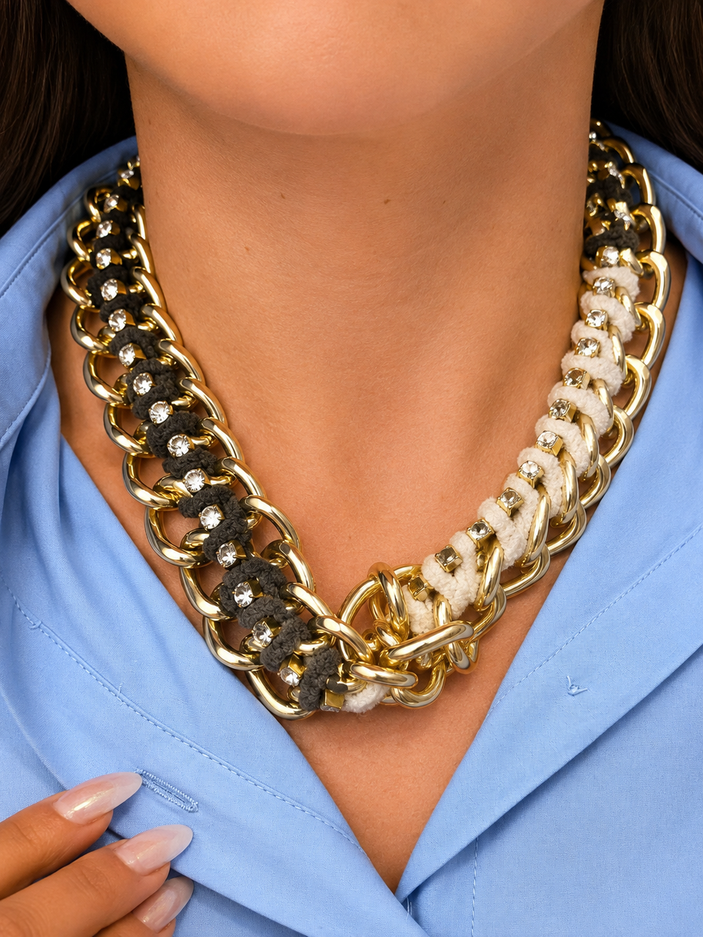 Collana Ice Chain indossata - girocollo a catena dorata con corda bicolor