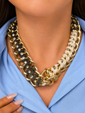 Collana Ice Chain indossata - girocollo a catena dorata con corda bicolor
