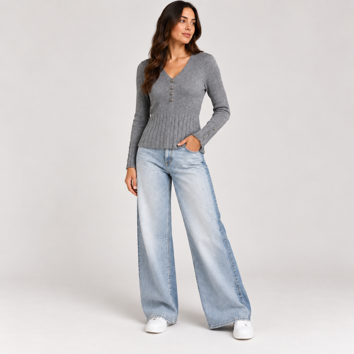 Maglia Bottom Grigio - figura intera con jeans a gamba larga