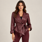 Giacca Kimono Borgogna in ecopelle, vista frontale con cintura annodata a fiocco e revers ampio