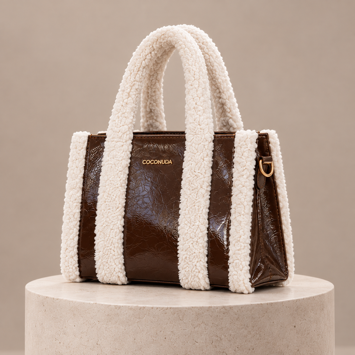 Tote Bag Teddy Coconuda Cioccolato, vista di tre quarti con tracolla