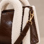 Tote Bag Teddy Coconuda Cioccolato, dettaglio della tracolla con moschettone dorato